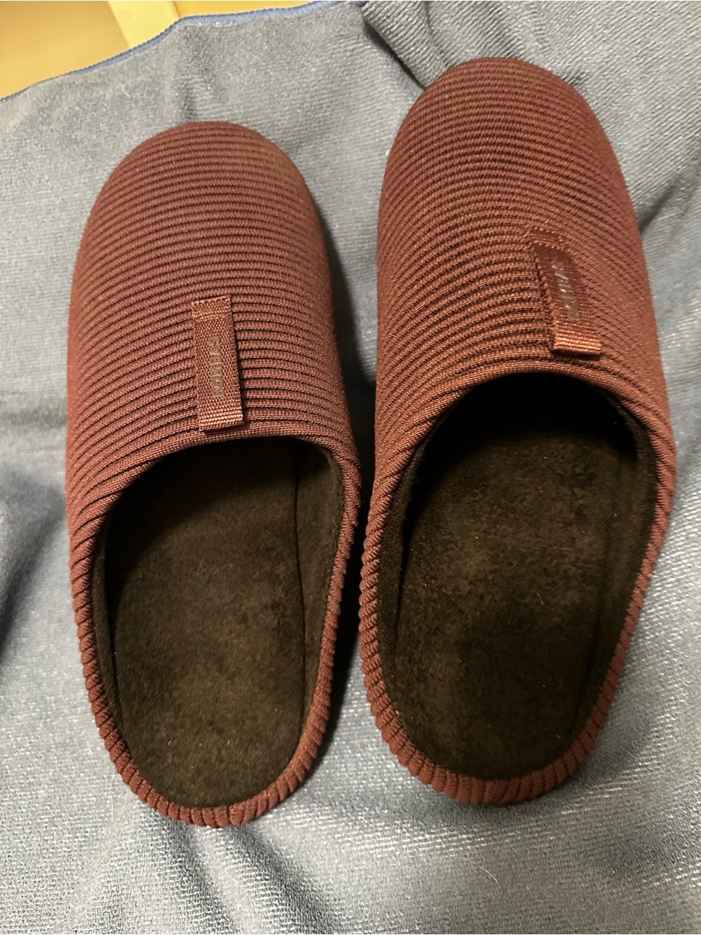 Men's Bombas, rubber sole, size 12 Nest Comfort Slippers in Deep Burgundy
